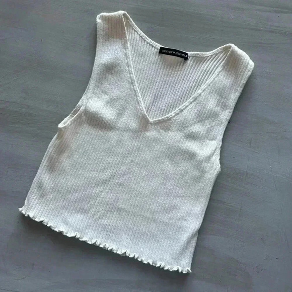 Brandy Melville Ribbed V-Neck Sleeveless Top Ruffle Bottom Size Small Cropped  i - Picture 2 of 6